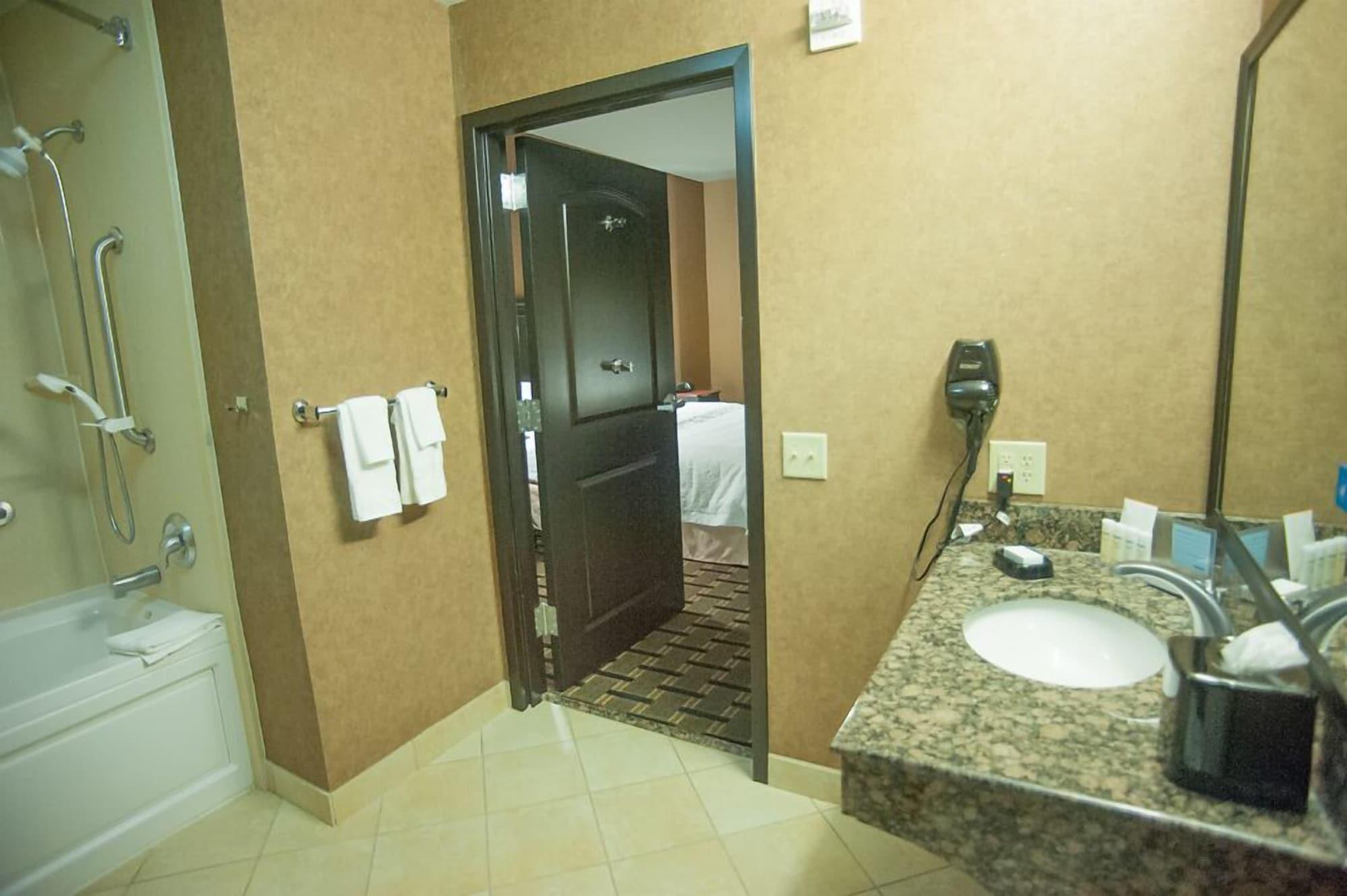 Hampton Inn & Suites פלסטין מראה חיצוני תמונה