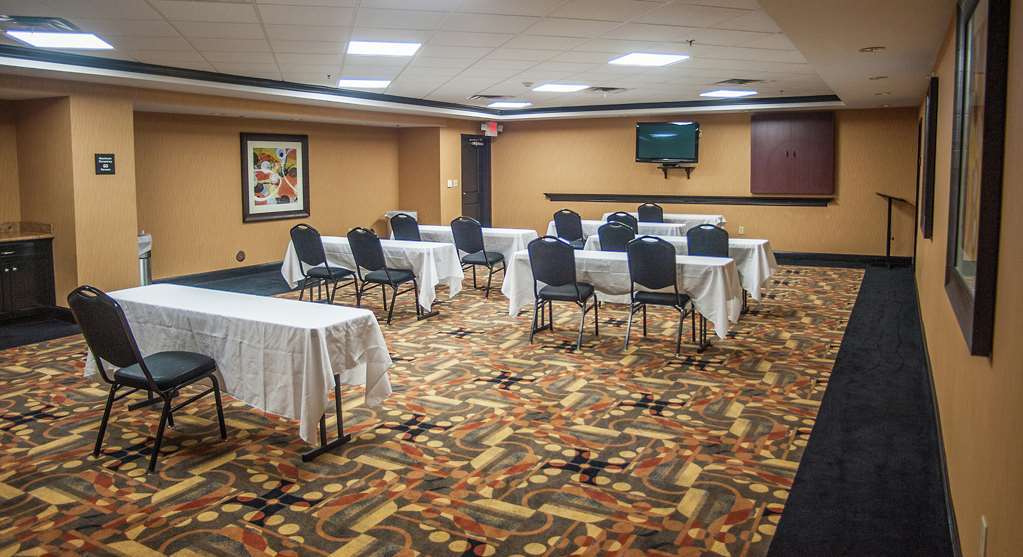 Hampton Inn & Suites פלסטין מתקנים תמונה